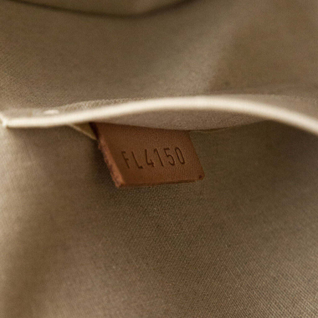 Louis Vuitton Blanc Corail Vernis Monogram Sherwood PM - Authentic LV
