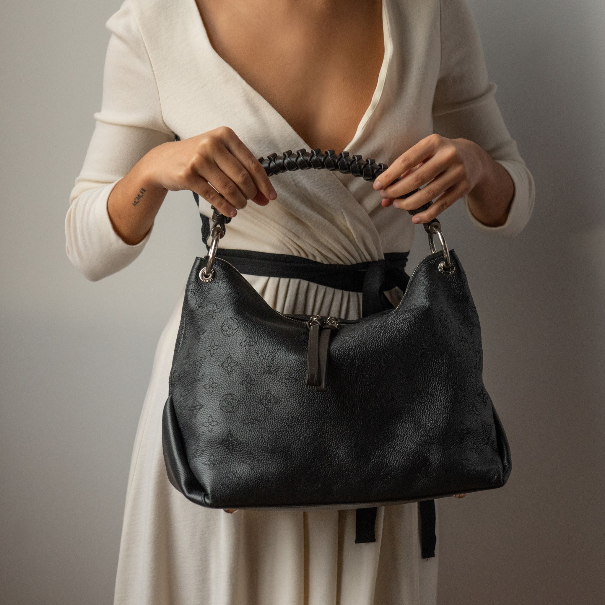 Louis Vuitton Black Mahina Beaubourg Hobo MM - LV Consignment Canada – Love  that Bag etc - Preowned Designer Fashions