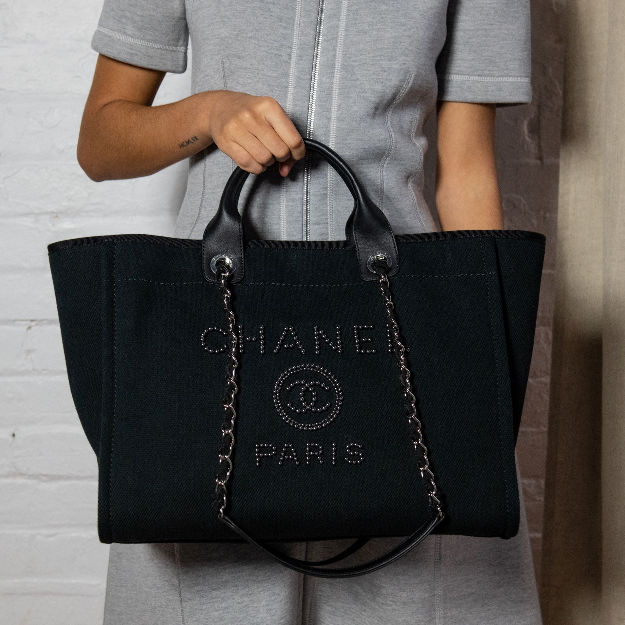 identifikation undersøgelse mus Chanel Black Canvas Mixed Fibers Pearl Large Deauville Tote
